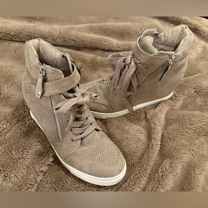 Steve Madden Beige Wedge Shoes with Textured Upper and Padded Tongue